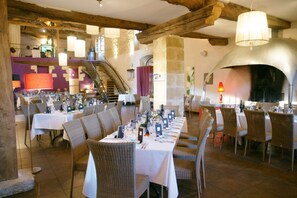 Breakfast, lunch, dinner and brunch served  - Le Chateau de Camille (Saint-Jean-le-Comtal)