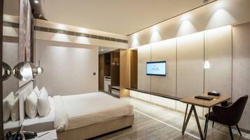 Deluxe Room King Bed | Minibar, in-room safe, desk, laptop workspace