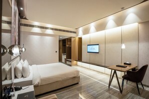 Deluxe Room King Bed | Minibar, in-room safe, desk, laptop workspace - Seven Eleven Club (Mumbai)