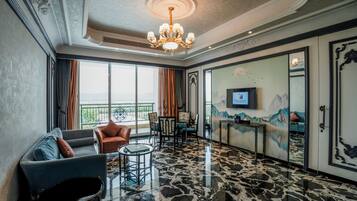 Luxury Suite | Minibar, in-room safe, desk, laptop workspace