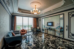 Suite de lujo | Minibar, caja fuerte, escritorio y espacio para trabajar con un portátil