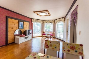 Family Room (Viola) | Living area | Flat-screen TV - Jungfrau Pension (Pyeongchang)