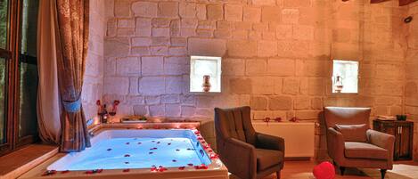 Luxury Suite, Mountain View | 1 bedroom, minibar, in-room safe, individually furnished