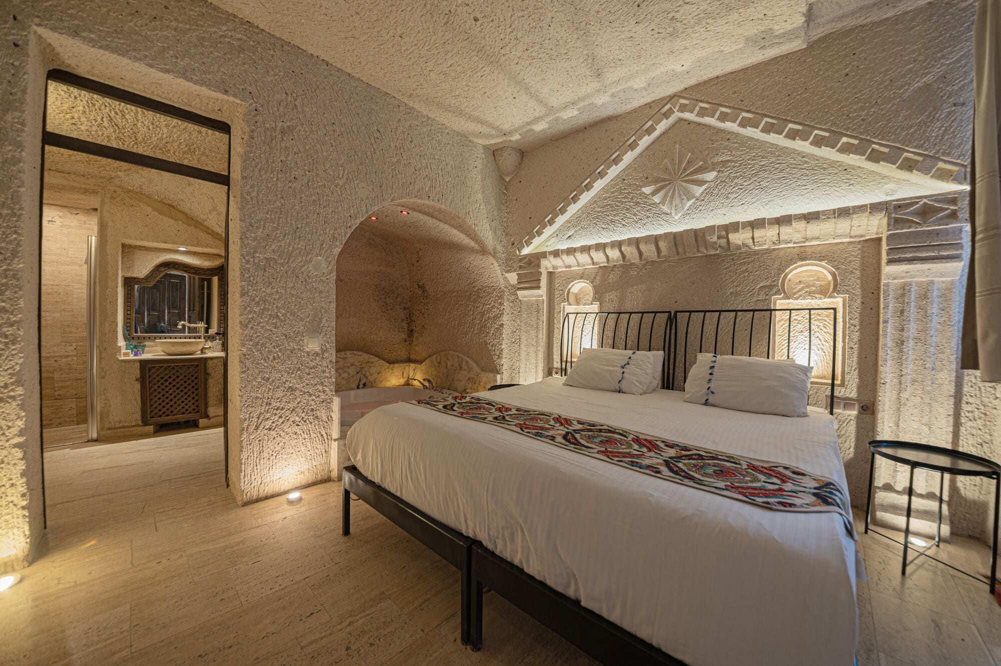 deluxe room | 1 bedroom, minibar, in-room safe, individually furnished