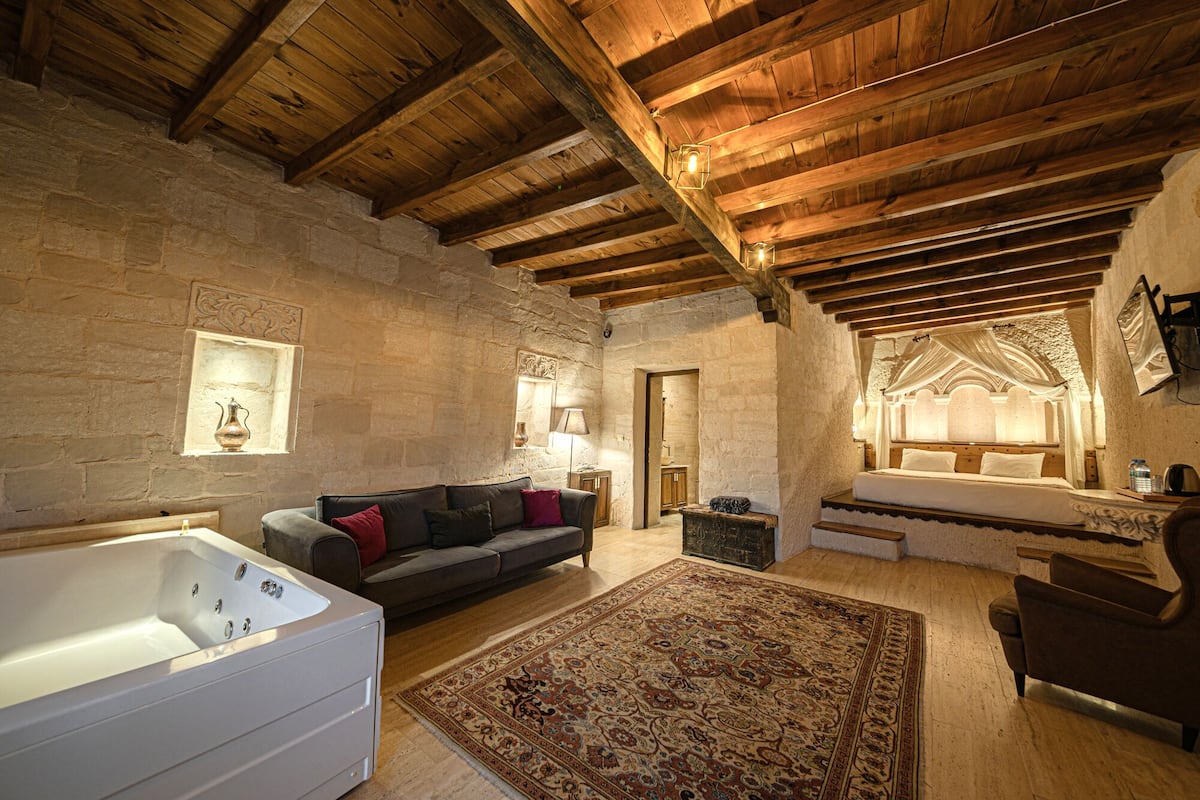 luxury suite, mountain view | 1 bedroom, minibar, in-room safe, individually furnished