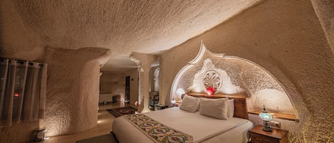 Elite Room | Minibar, in-room safe, individually furnished, desk
