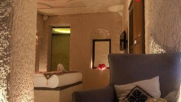 Deluxe-Zimmer | Minibar, Zimmersafe, individuell eingerichtet, Schreibtisch