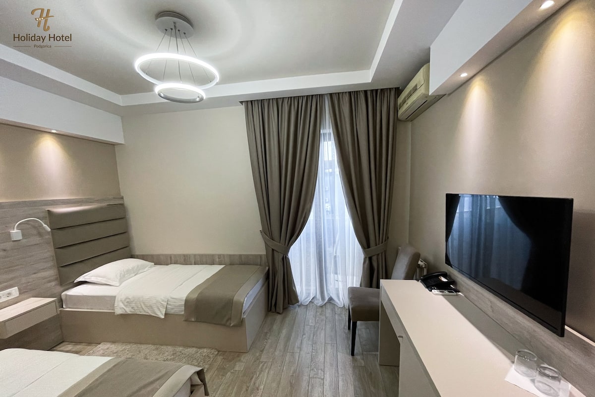 Espacio para trabajar con laptop, wifi gratis y ropa de cama 