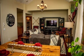 Älytelevisio, takka, videopelikonsoli, DVD-soitin