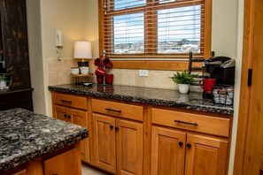 Refrigerador, microondas, lavavajillas y cafetera y tetera 