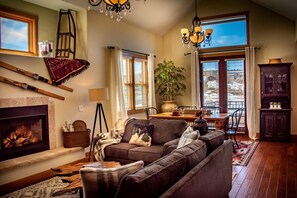 Smart TV, chimenea, consola de videojuegos y reproductor de DVD 