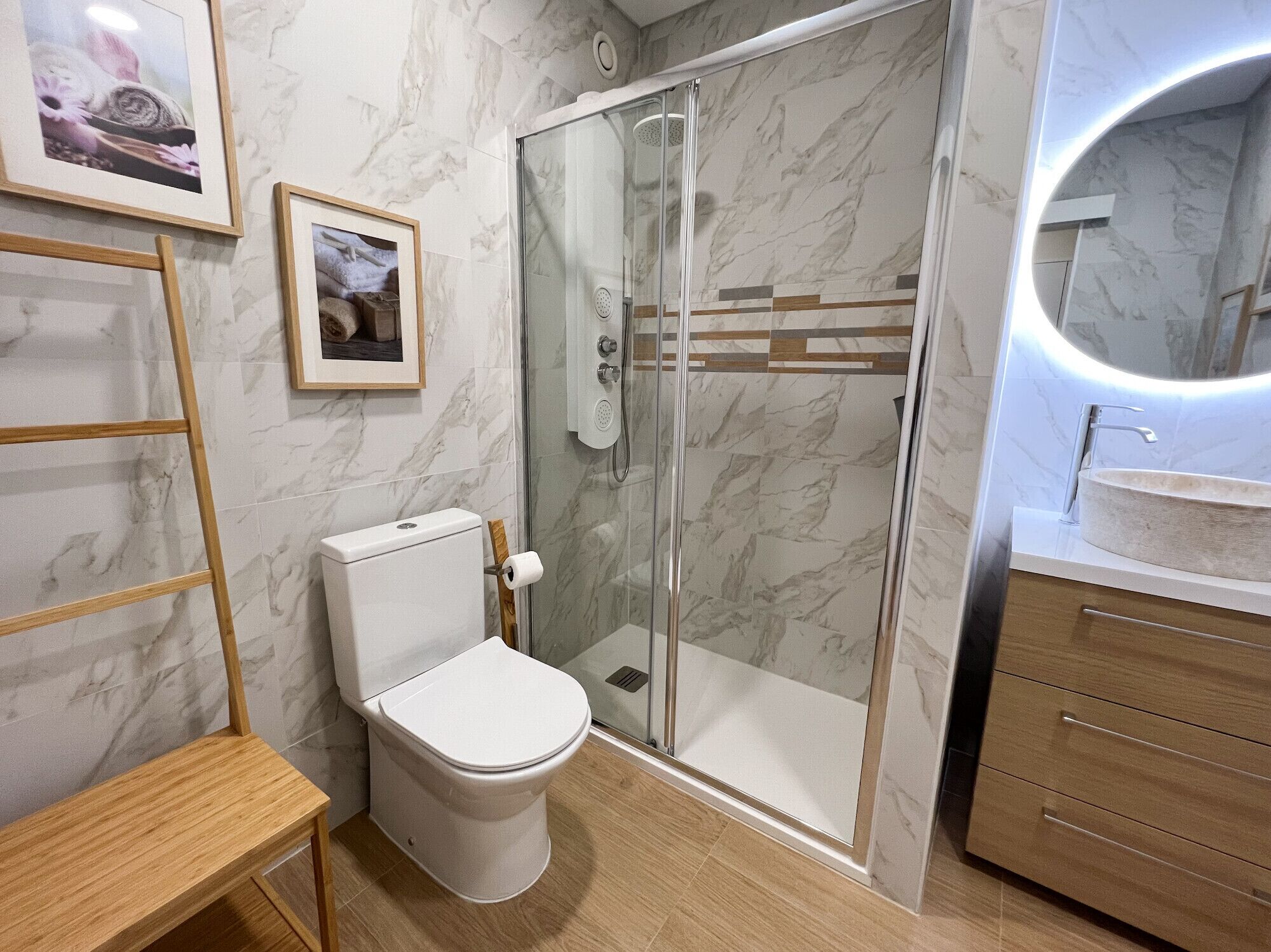 Ein modernes Badezimmer mit Toilette, Dusche und Waschtisch.