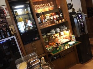 Daily self-serve breakfast (EUR 11 per person) - Foxy Camp Insolite (Hannonville-sous-les-Côtes)