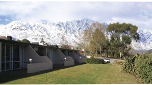 Een rij moderne gebouwen met een berg op de achtergrond.