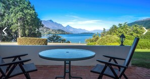 Outdoor dining - The best Queenstown accommodation offering lake and mountain views. (Frankton)