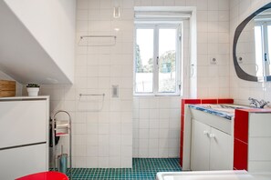 Appartement, 2 slaapkamers, terras | Badkamer | Een bad/douchecombinatie, handdoeken