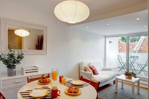 Appartement, 2 chambres, terrasse | Repas dans la chambre