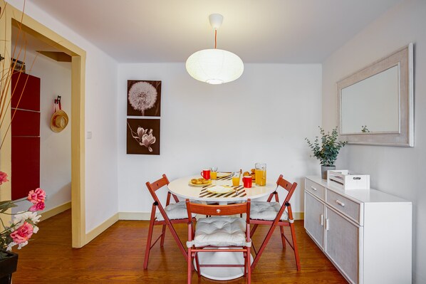 Appartement, 2 chambres, terrasse | Repas dans la chambre