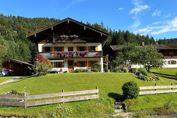 Ferienwohnung Stephanie & Claus Sennhofer mit dem wunderschönen Bach vor dem Haus