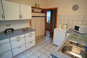 Kühlschrank, Mikrowelle, Ofen, Hochstuhl
