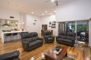 Interior - Burnvale: spacious family home, 500m to beach, air-conditioned (Dunsborough)
