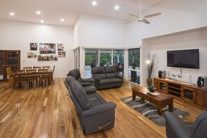Smart TV, DVD player, books - Burnvale: spacious family home, 500m to beach, air-conditioned (Dunsborough)