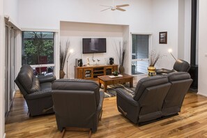 Älytelevisio, DVD-soitin, kirjoja