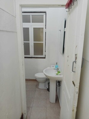 Apartamento, 1 quarto | Banheiro | Chuveiro/banheira combinados, toalhas de banho