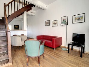 Fernseher, Kamin, Tischtennisplatte