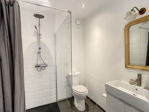 Douche, serviettes fournies