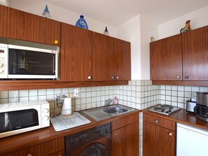 Køleskab, mikrobølgeovn, ovn, kogeplade