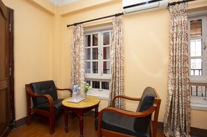 Chambre Simple Standard | Coin séjour | Télévision LED de 32 pouces avec chaînes par satellite, télévision