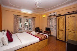 ピロートップベッド、ミニバー、アイロン / アイロン台、WiFi (無料)