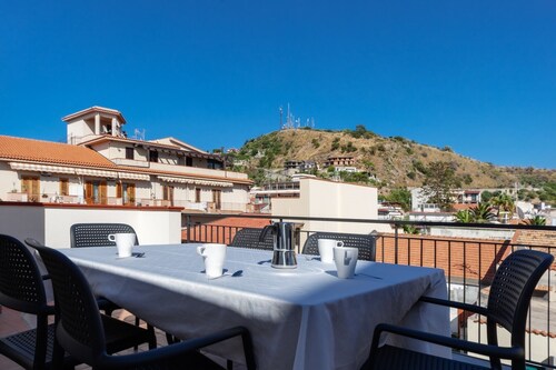Ostrica - 2 bedrooms mansard with terracecentrally located