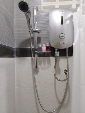 Premium Studio | Pancuran Bilik Mandi