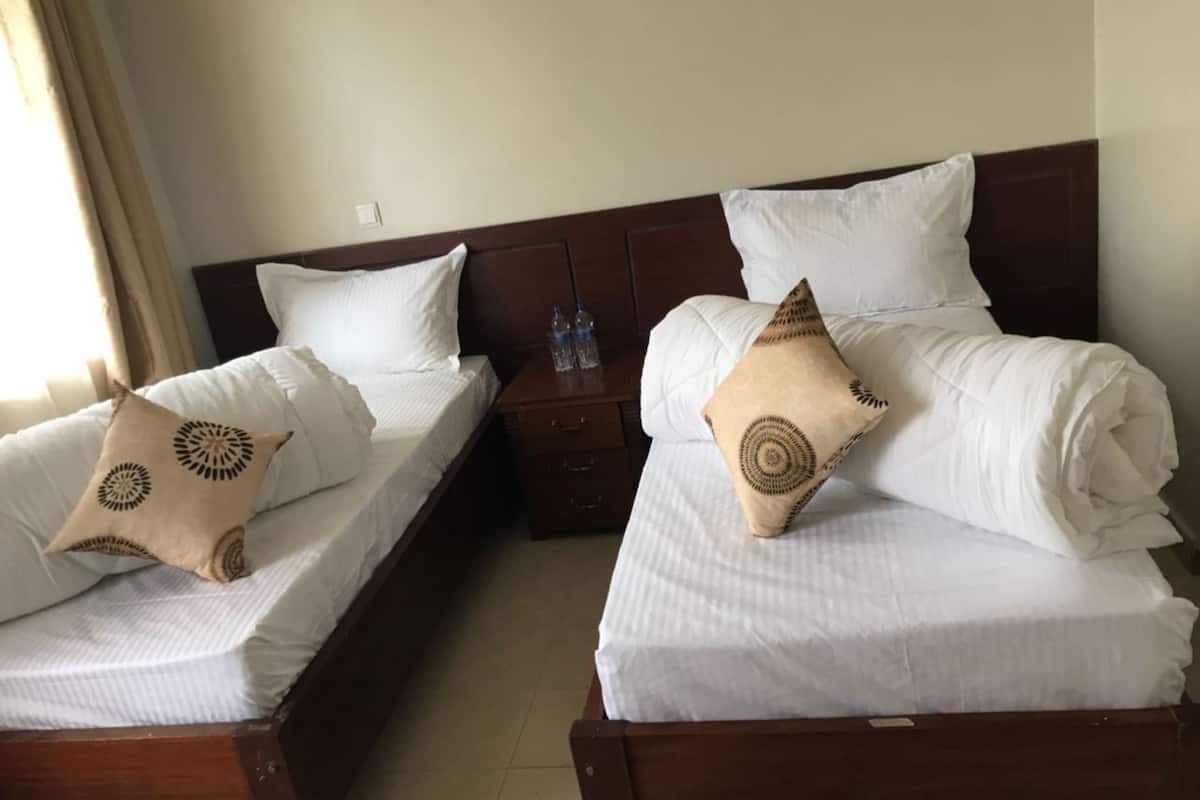 Escritorio, wifi gratis y ropa de cama