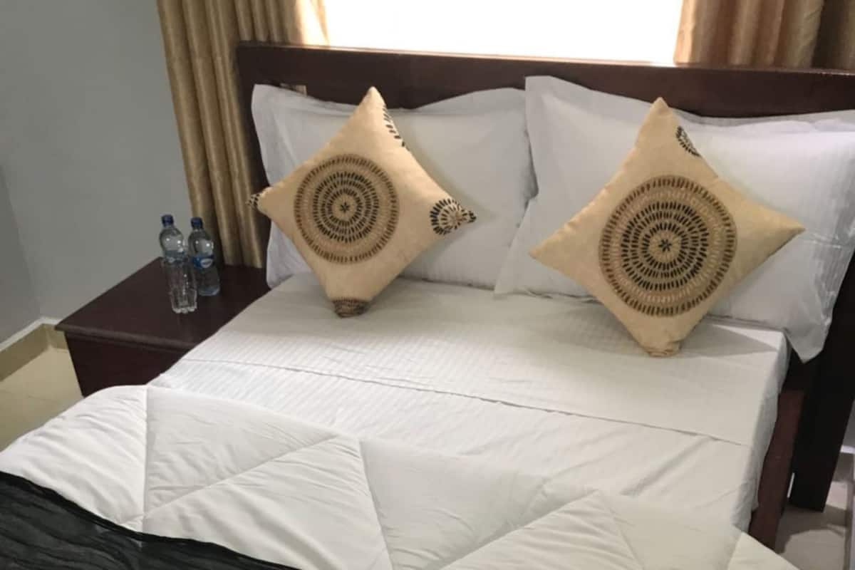 Escritorio, wifi gratis y ropa de cama
