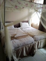 Escritorio, wifi gratis y ropa de cama 