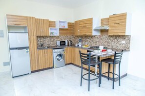 Full-sized fridge, microwave, oven, stovetop - Delta City Stars (Cairo)