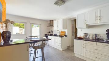 Réfrigérateur, micro-ondes, four, lave-vaisselle