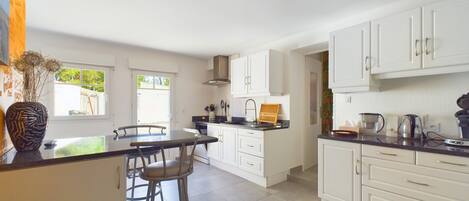 Kylskåp, mikrovågsugn, ugn och diskmaskin