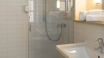 Douche, sĂšche-cheveux, serviettes fournies, savon