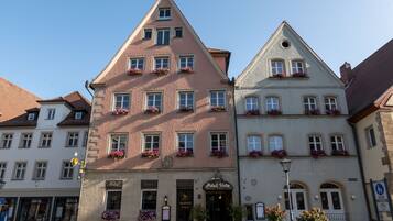 Fassade der Unterkunft – Abend/Nacht