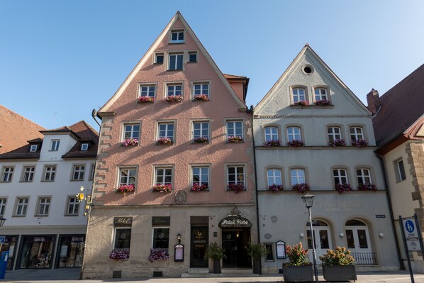 Front of property - evening/night - Hotel Rose (Weissenburg in Bayern)