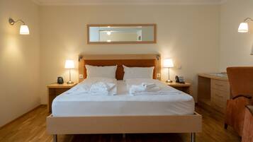 Deluxe Double or Twin Room | Egyptian cotton sheets, premium bedding, pillowtop beds