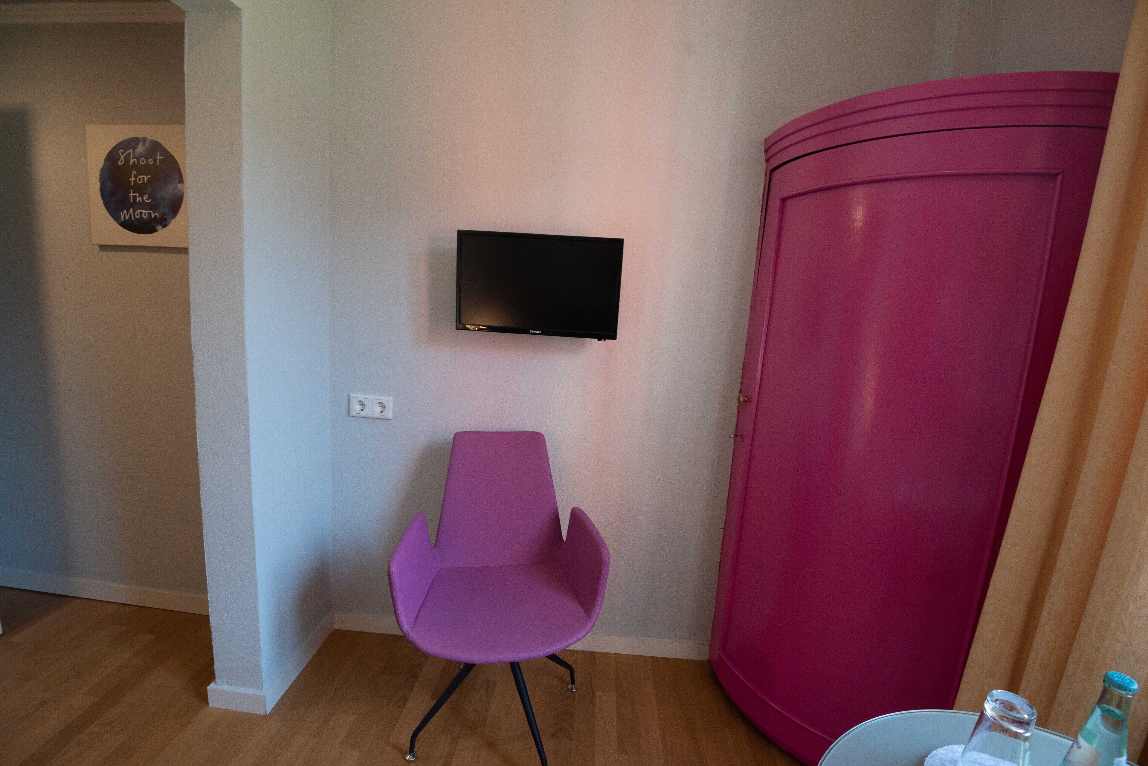 Basic-Einzelzimmer | Wohnbereich | 42-Zoll-Flachbildfernseher mit Kabelempfang, Fernseher
