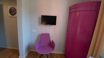 Basic-Einzelzimmer | Wohnbereich | 42-Zoll-Flachbildfernseher mit Kabelempfang, Fernseher