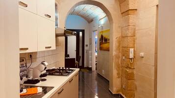 Frigorifero, microonde, forno, piano cottura