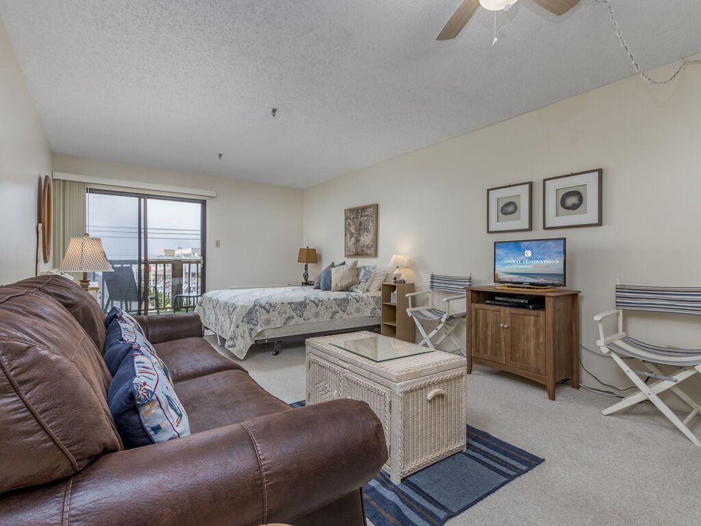 Ocean block condo close to Convention Center