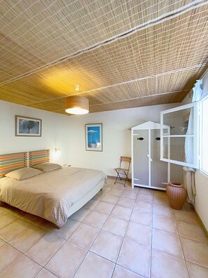 2 bedrooms, iron/ironing board - Large House, 2 bedrooms and 1 mezzanine, 6 people, Longarisse, lake of Lacanau (LACANAU)